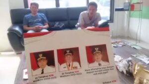 Saat Masa Tenang, Warga Tangkap Dua Orang Pemasang Stiker Black Campaign Pilwalkot Bekasi 