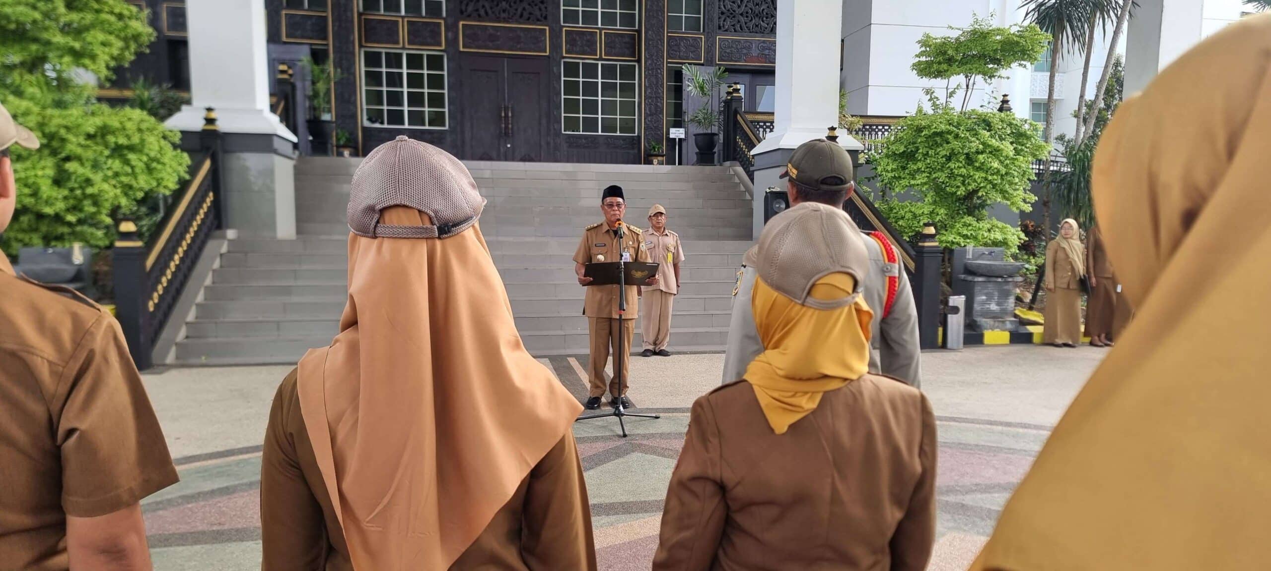 Gubernur Kalsel H. Sahbirin Noor memimpin apel pagi di Kantor Gubernur Kalsel, Banjarbaru, pada Senin pagi, 11 November 2024. (ist)