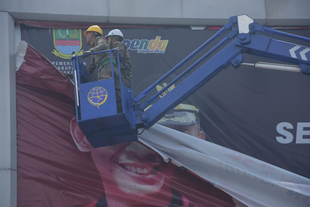Ribuan APK Calon Kepala Daerah Ditertibkan Satpol PP Kabupaten Bekasi