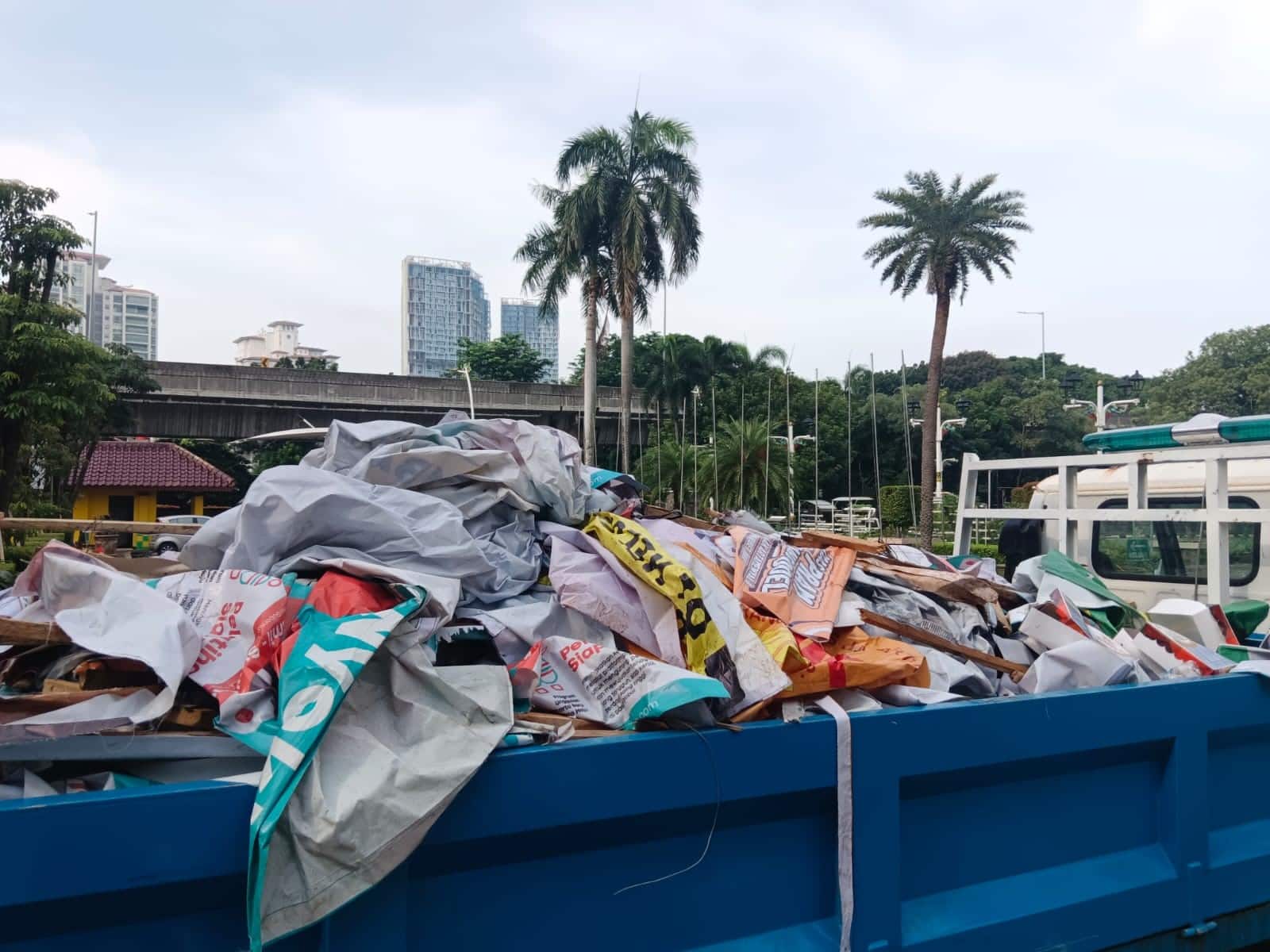Ratusan alat peraga kampanye dibersihkan jajaran Pemkot Jakarta Selatan. (Aldi)