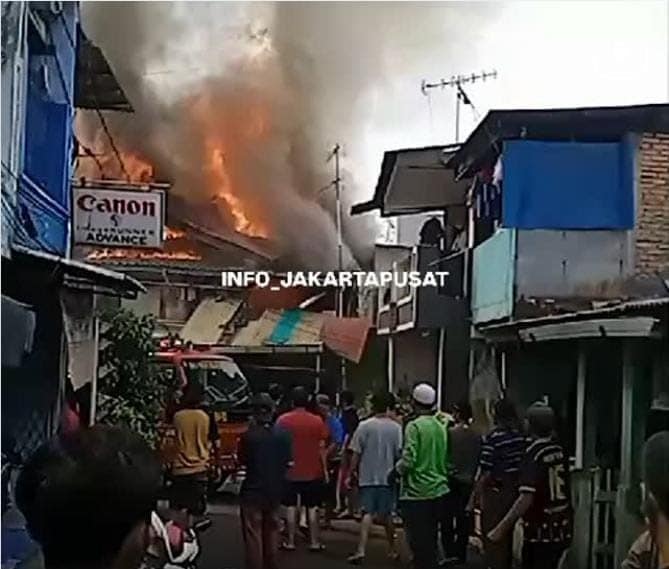 Permukiman penduduk di Rawa Selatan terbakar. (tangkapan layar info_jakarta pusat)