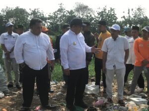 Pj Bupati Bekasi Pastikan Sampah Liar di Muarabakti Diangkut ke TPST Kertamukti