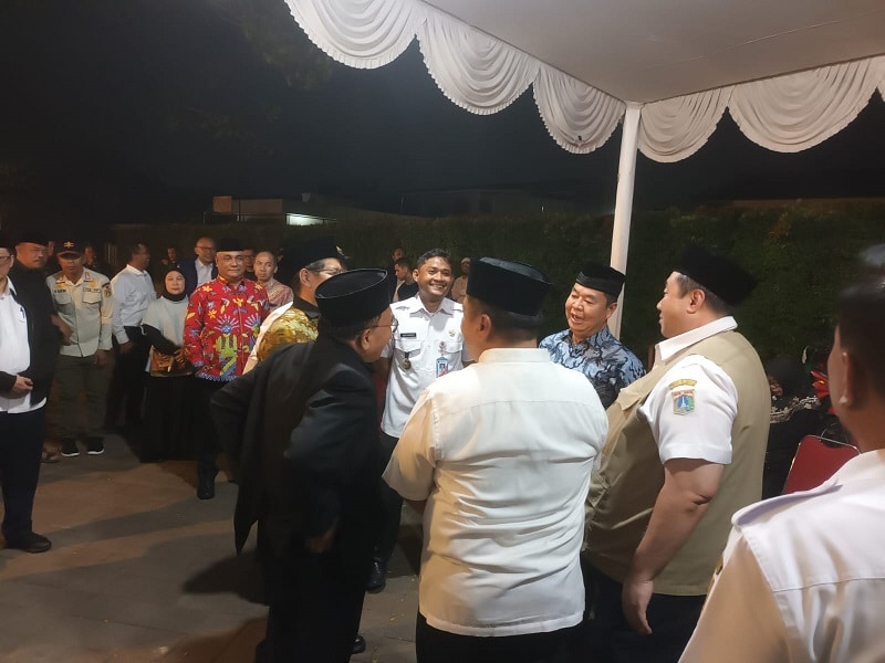 Pj. Gubernur DKI Jakarta Teguh beserta sejumlah pejabat menyampaikan duka cita almarhum Bupati Kepulauan Seribu, Junaedi. (Aldi)