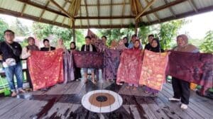 Batik Ecoprint dan Pemberdayaan Wanita Dayak di Pedalaman Kalteng