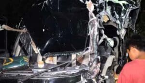 Elf Rombongan Alumni Tegalyoso Klaten Hancur Menghantam Truk di Tol Ngawi