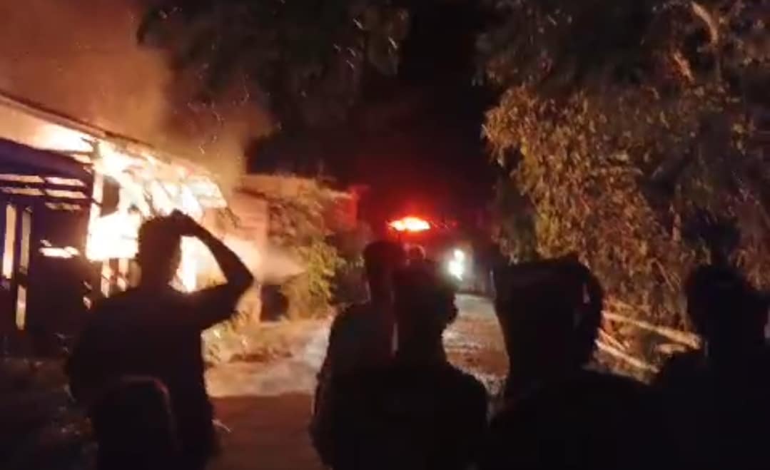 Suasana kebakaran empat kios warga di Dusun 2 Desa Patampanua Kecamatan Matakali, Kabupaten Polewali Mandar, Sulbar, Sabtu (9/11/2024) malam. (ist)