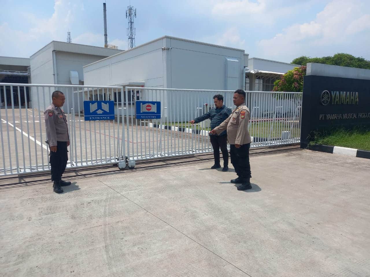 Polisi melakukan olah TKP terkait kasus percobaan perampasan motor milik karyawati oleh dua penjahat jalanan di Bekasi. (Eka)