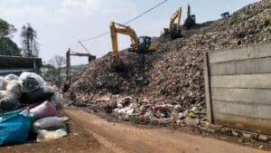 Overload, Gunungan Sampah di TPA Burangkeng Longsor, Nyaris Menimpa Permukiman Warga