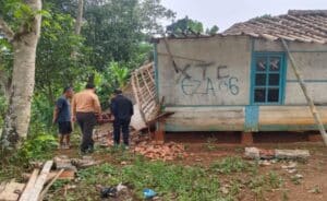 Rumah Roboh di Selaawi Garut, Warga Gotong Royong Bantu Evakuasi dan Bersihkan Puing