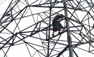 Diduga Alami Gangguan Jiwa, Putri Nekat Panjat Menara SUTET di Bogor