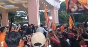 Pramono-Rano Disambut Ratusan Pendukung, Teriak ‘Ini Kota Jakarta Bukan Jawa Barat’
