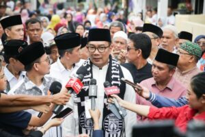 RK Optimis Dipilih Warga Jakarta, The Jakmania Kalungkan Syal Persija