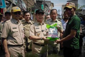 Teguh Setyabudi Salurkan Bantuan untuk Warga yang Terkena Dampak Banjir Rob di Jakarta Utara