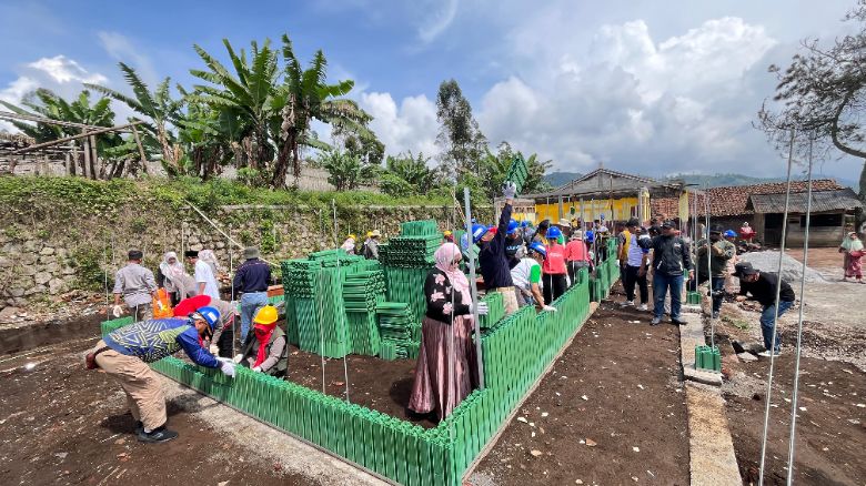 sekolah dari bata plastik