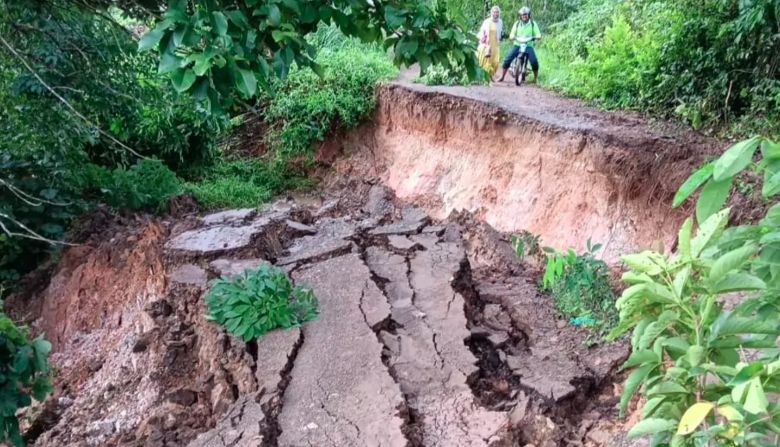 Jalan Penghubung di Desa Bitahan Baru Tapin Longsor, Akses Warga Terputus