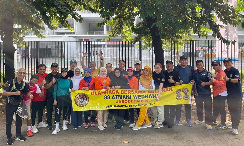 Keluarga besar alumni Akpol tahun 1988 Yon Atmaniwhedana mengadakan olah raga bersama di Stadion Gelora Bung Karno (GBK) Senayan, Selasa (19/11/2024), pagi. (Tbn)