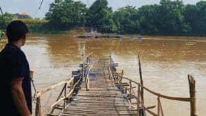 Nasib Nurdin Sedang Merawat Jembatan Apung Kali Brantas Hilang Terseret Arus Sungai