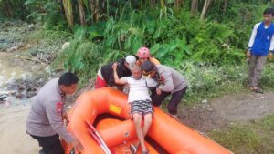 Banjir di Medan, Kapolsek Sunggal Berjibaku Evakuasi Warga