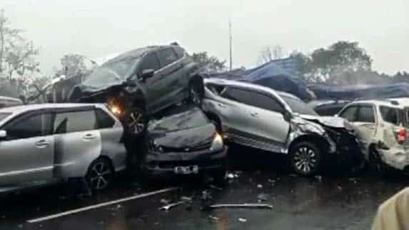 Kecelakaan beruntun yang terjadi di Km 92 Tol Cipularang membuat mobil saling bertumpuk. (Ist)
