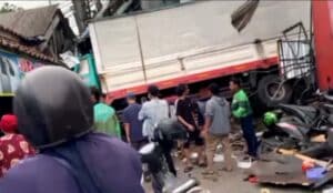 Truk Tronton Hajar Rumah, Bagunan Rusak Dua Orang Jadi Korbam