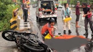 Astaga! Pemuda Jombang Tak Tertolong Nyalip Dari Kiri Truk Gandengan