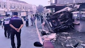 Pikap Warga Madiun Muat Jerohan Ayam Hantam Bengkel dan Warung di Ponorogo