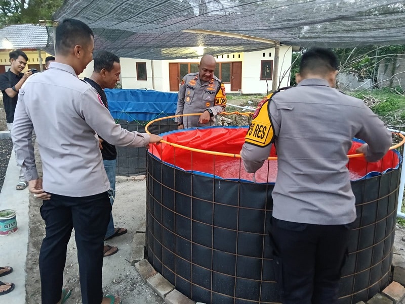 Kapolres Serang, AKBP Condro Sasongko cek ke polsek-polsek untuk melihat upaya ketahanan pangan masyarakat sekitar. (jm)