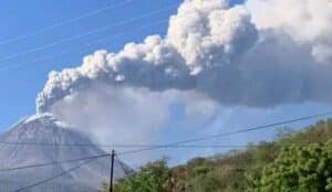 Gunung Lewotobi Laki-Laki Meletus Lagi, Beberapa Penerbangan dari Bali Dibatalkan