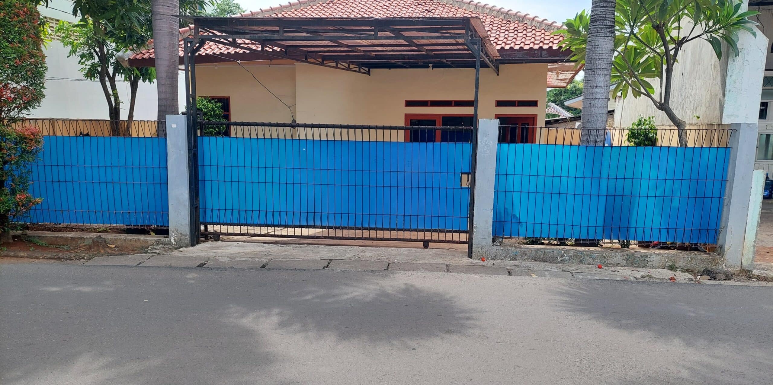 Penampakan rumah dinas Lurah Cibubur, Jakarta Timur tampak sepi dan tak berpenghuni, (Aldi-KIS)