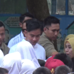 Wapres RI Gibran Rakabuming Raka menyalami murid SDN 103 Inpres Hasanuddin, Maros, Sulawesi Selatan, Rabu (13/11/2024) siang.(Fit)