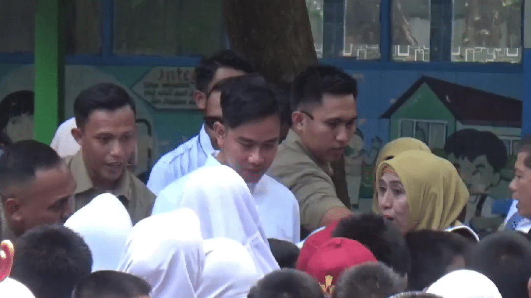 Wapres RI Gibran Rakabuming Raka menyalami murid SDN 103 Inpres Hasanuddin, Maros, Sulawesi Selatan, Rabu (13/11/2024) siang.(Fit)