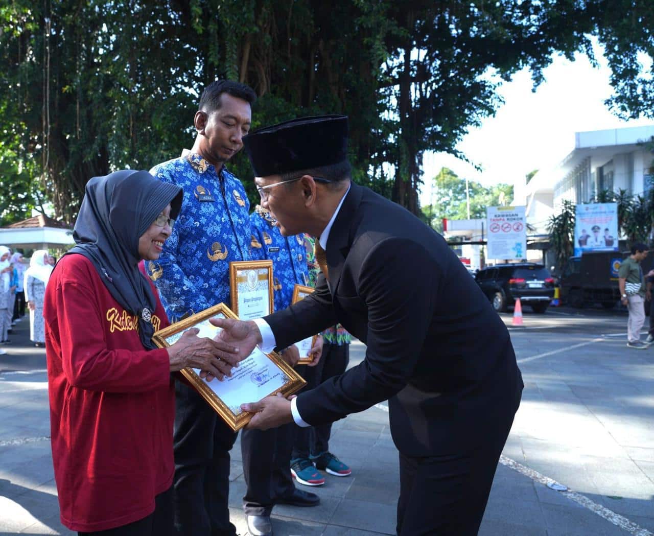 Upacara Hari Kesehatan ditutup dengan penghargaan untuk insan dan lembaga kesehatan Kota Bogor atas dedikasi mereka dalam meningkatkan kesehatan masyarakat.(Nicho)