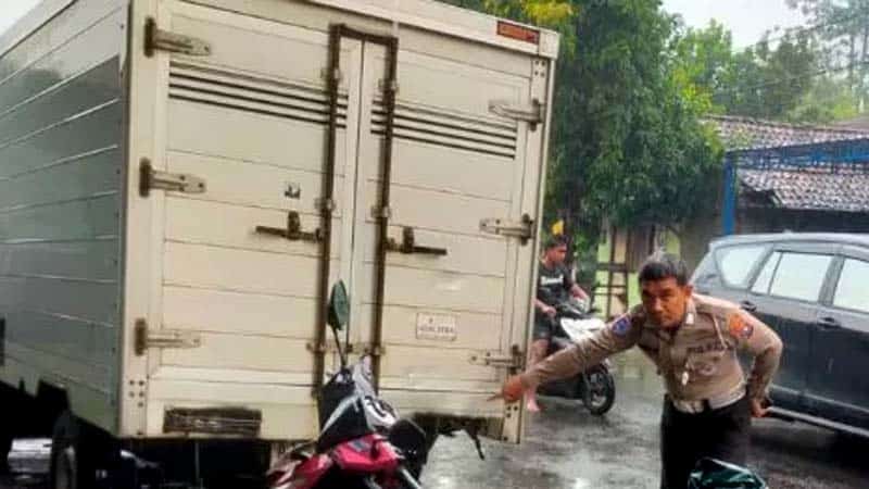 Boncengan Bertiga Hajar Mobil Box ABG Kediri Pulang Bawa Kabar Duka Cita