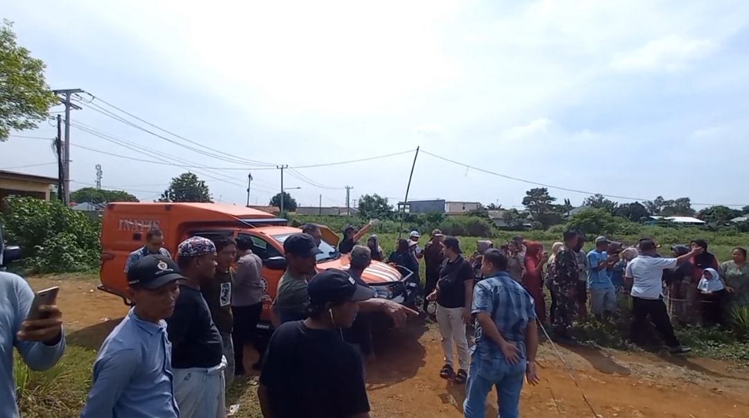 Warga dan petugas kepolisian mendatangi lokasi penemuan jasad bayi di Satriajaya, Kecamatan Tambun Selatan, Kabupaten Bekasi, Jumat 22 Nopember 2024. (Eka)