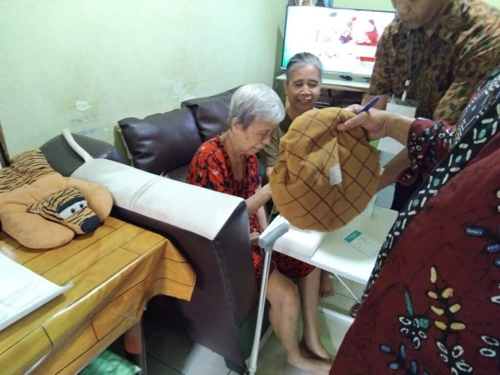 Bahagianya Nenek Tua Renta Alami Struk Ikut Nyoblos di Rumah Sendiri