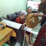 Nenek Seng Hoa antusias nyoblos Paslon Wali Kota Tangerang dan Gubernur Banten meski menderita struk. (tiyo)