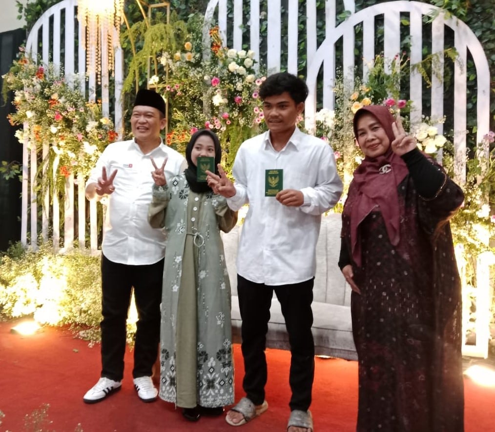 Cabup Purwakarta Yadi Rusmayadi bersama pasangan isbat nikah dan Owner Sate Maranggi Bungursari, Hj Yetti. (doel)