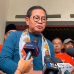 Cagub Pramono Anung usai menerima dukungan dari relawan memberi keterangan pers kepada wartawan. (Aldi)