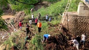 Cuaca Ekstrem Ponorogo Tanah Longsor dan Ancaman Tersumbatnya Jembatan Tempuran