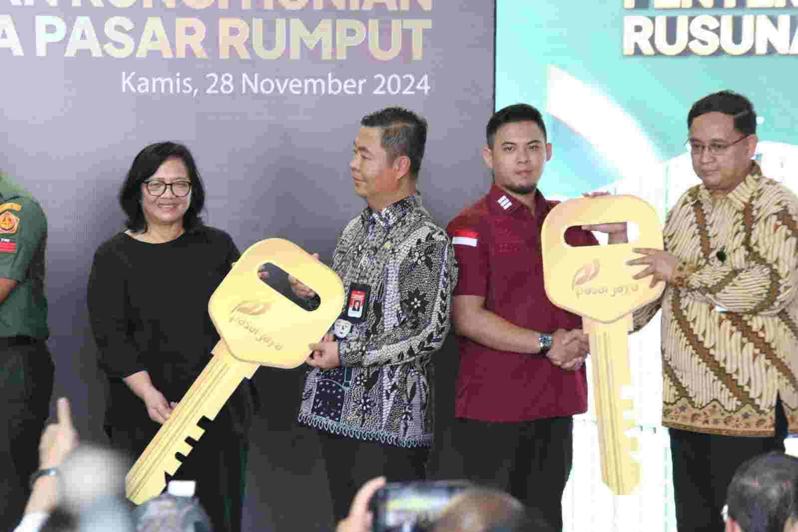 Pj Gubernur Teguh memberikan kunci hunian layak dan terjangkau secara simbolis (Ist)