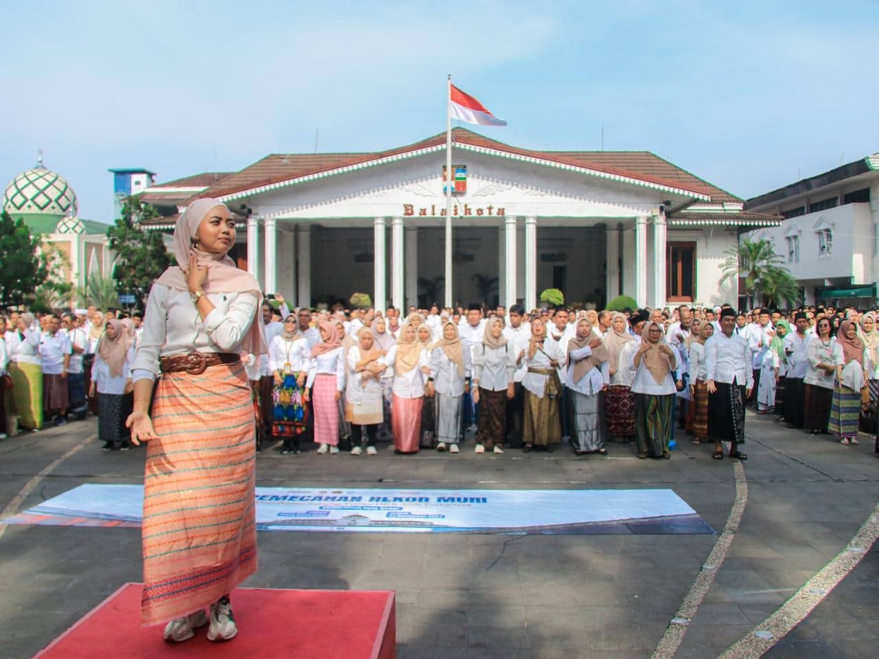Pemkot Bogor berpartisipasi dalam pemecahan rekor MURI untuk penggunaan sarung tenun oleh ASN terbanyak se-Jawa Barat di Plaza Balai Kota. (KIS/IST)
