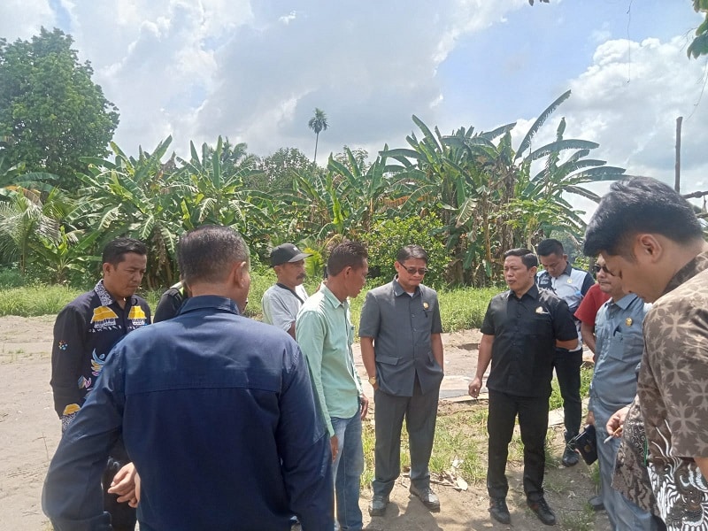 Anggota DPRD Muaraenim sidang ke pertambangan PT STE menyusul pengaduan masyarakat terkait polusi udara dan limbah. (Dimas)
