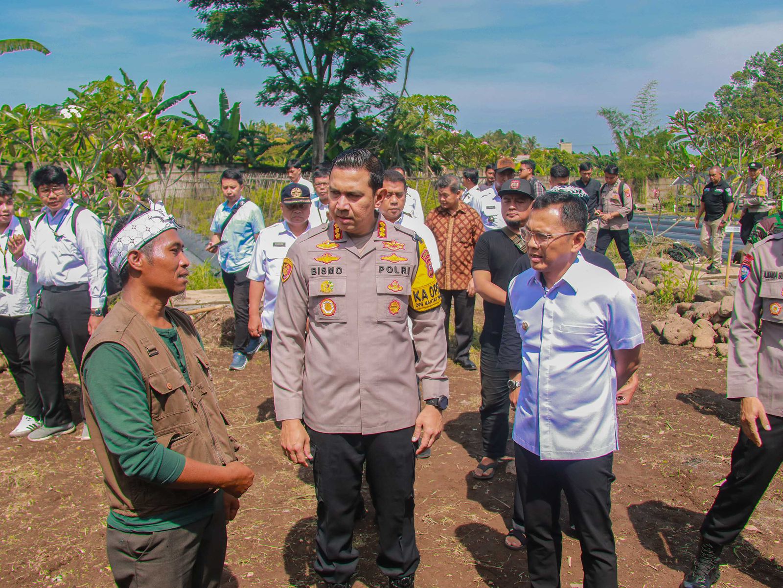 Penanaman bibit jagung di lahan Kelompok Taruna Tani Anusa Organik, Kebun Arana Farm, Kelurahan Mulyaharja (KIS/NICKO)