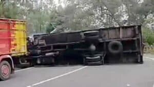 Ngebut di Jalan Tembus Sarangan-Cemoro Sewu Truk Terguling di Tikungan Tajam
