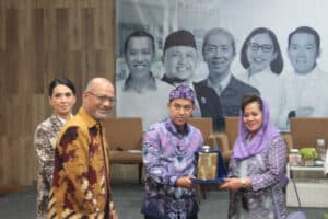 Pakai Totopong Ungu, Pasangan Sendi-Melli Sampaikan Visi dan Misi di Acara Diskusi Komunitas TDA