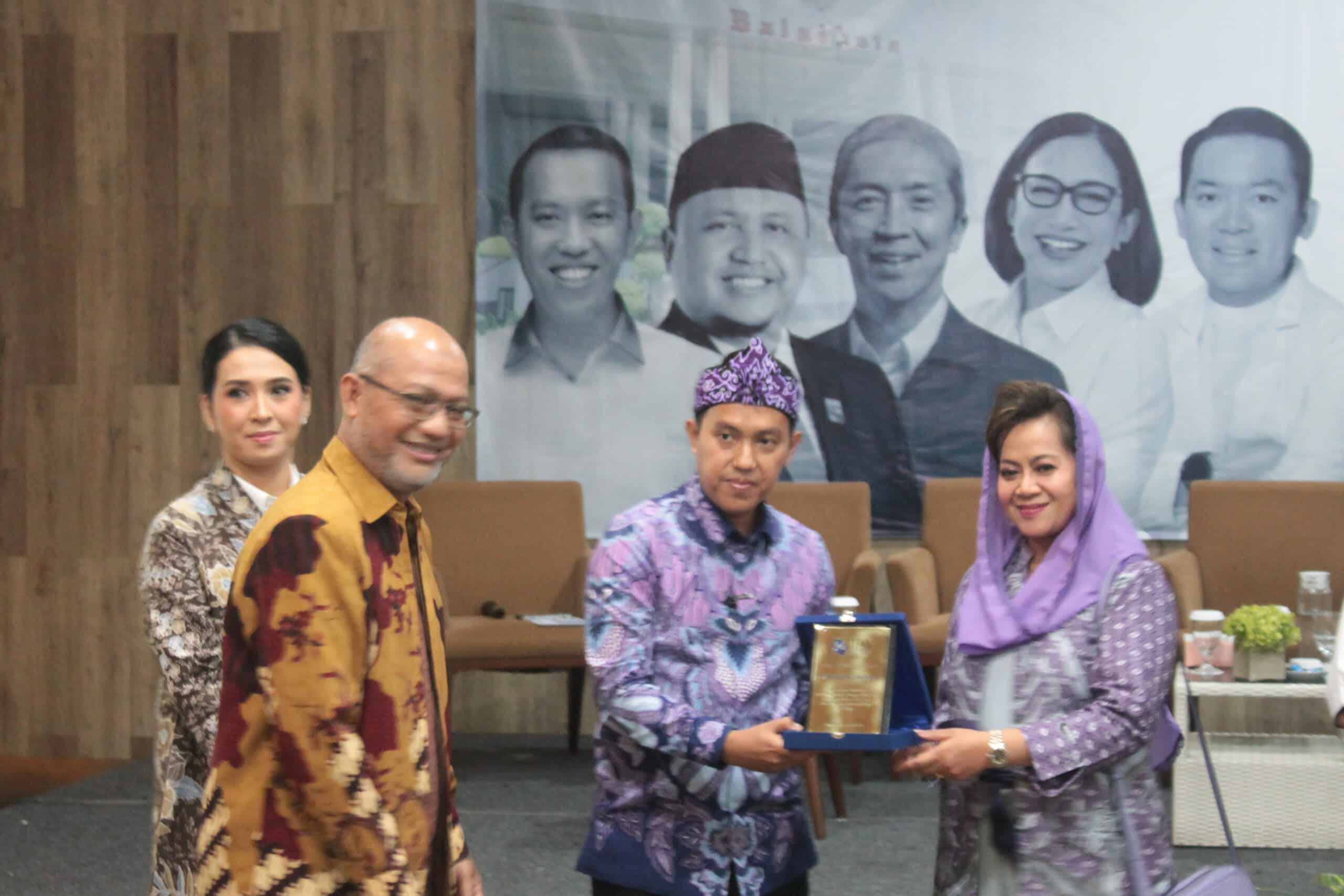 Pasangan calon Wali Kota dan Wakil Wali Kota Bogor nomor urut satu, Sendi Fardiansyah dan Melli Darsa kompak mengenakan pakaian bernuansa ungu (Nicho)