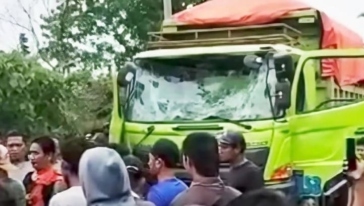Warga menyetop dan merusak truk imbas dari kecelakaan yang menimpa bocah perempuan. (ist)