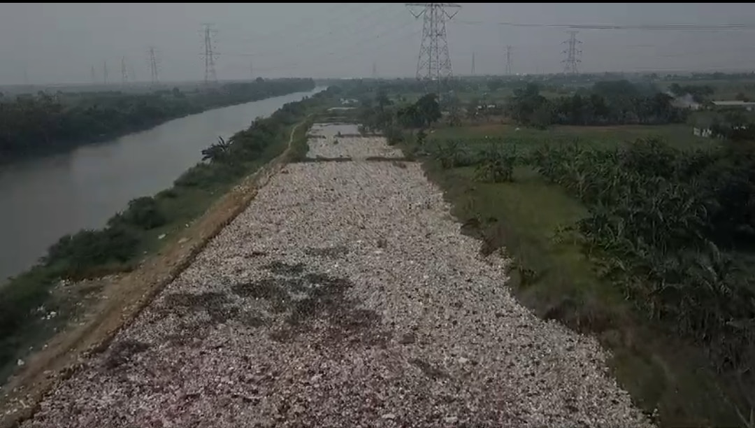 Tumpukan sampah menggunung di Kali CBL Kabupaten Bekasi disesalkan warga. (Eka)