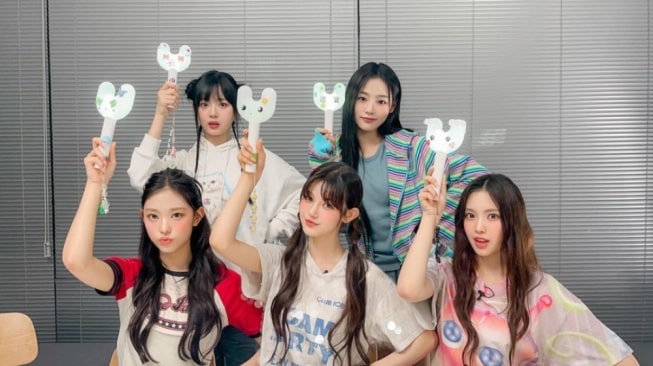 NewJeans dan IU Bagikan Makanan Gratis untuk Demonstran Pemakzulan Yoon