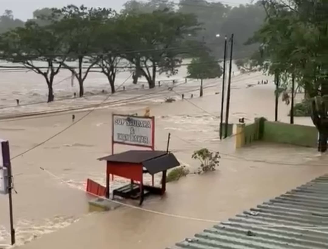 Ruas jalan poros di Kabupaten Barru terendam banjir, Sabtu (21/12/2024). (Ist)